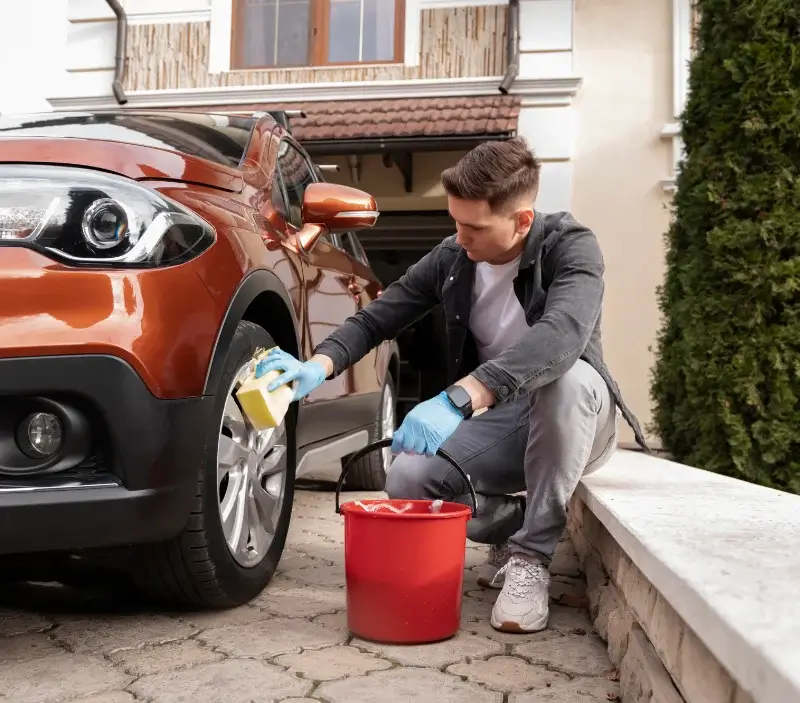 Lavage auto à domicile Toulon : professionnel intervenant sur un véhicule